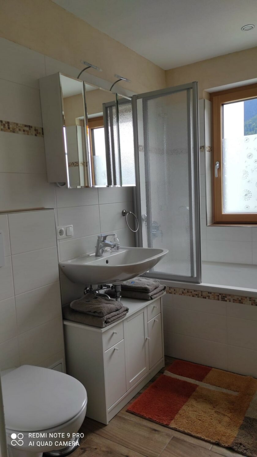 Badezimmer mit Badewanne | Dusche, WC, Handtuchheizkörper und Haartrockner